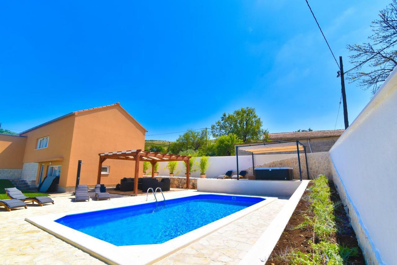 Villa Village Idylle With Heated Pool, Sauna, Jacuzzy And Private Parking Sukošan Exteriér fotografie